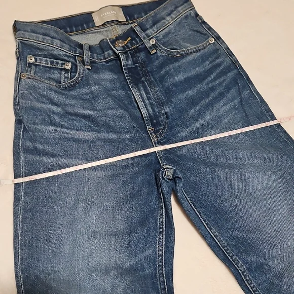 Everlane The Cheeky Straight Jeans in Medium Blue - Picture 13 of 14